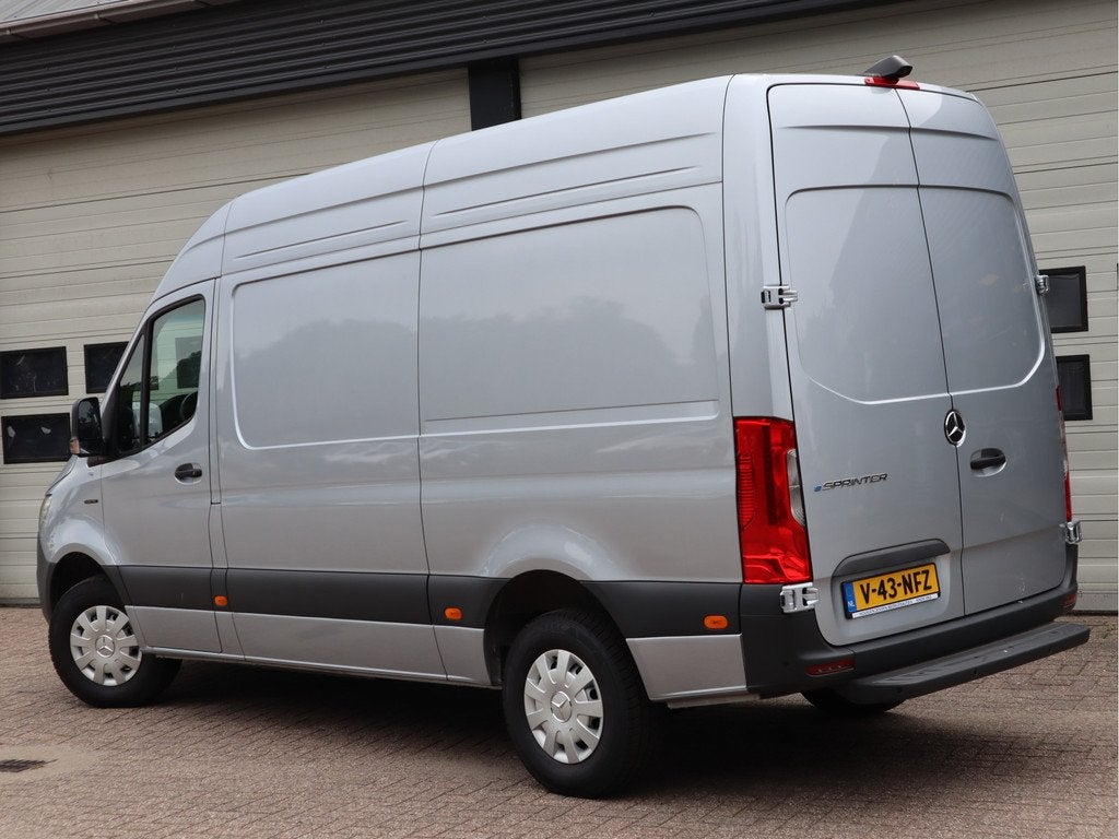 Mercedes-Benz eSprinter 314 L2H2 Accu 56 kWh RWD WLPT 181 km, Auto's, Bestelauto's, Automaat, Gebruikt, Zwart, 2000 kg