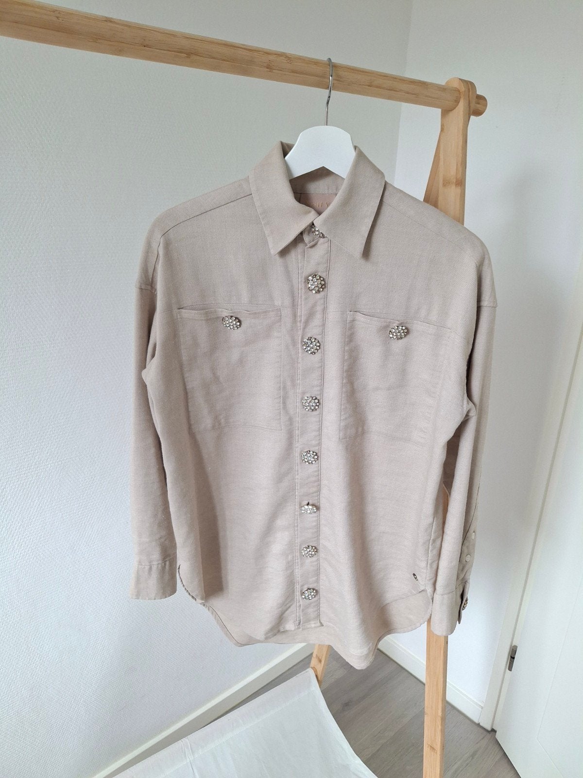 Josh V Lylana blouse met diamanten knopen - Maat XS, Beige, Ophalen of Verzenden, Zo goed als nieuw, Maat 34 (XS) of kleiner