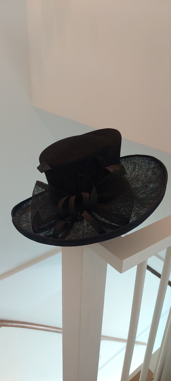 Elegante Zwarte Hoed met Sierlijke Strik, Hoed, One size fits all, Ophalen of Verzenden, Onbekend