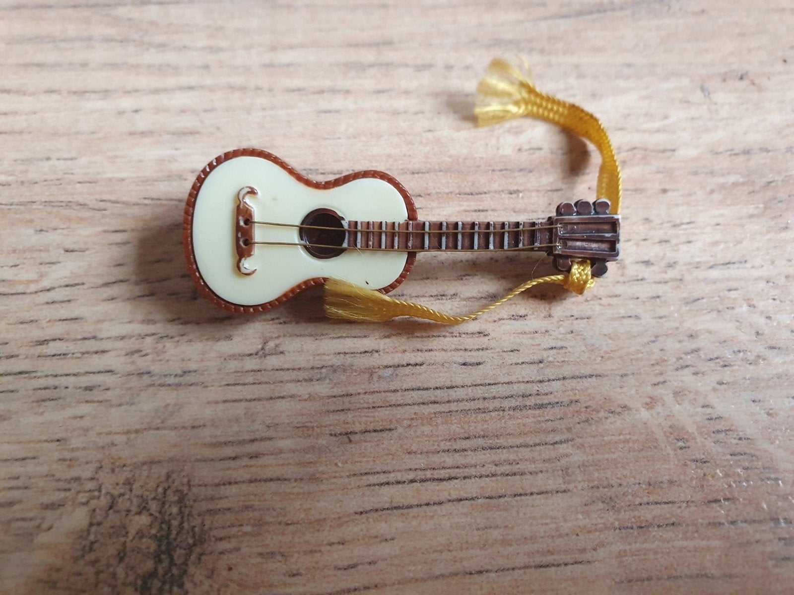 Vintage gitaar broche!, Ophalen of Verzenden, Gebruikt, Minder dan 4 cm, Overige materialen