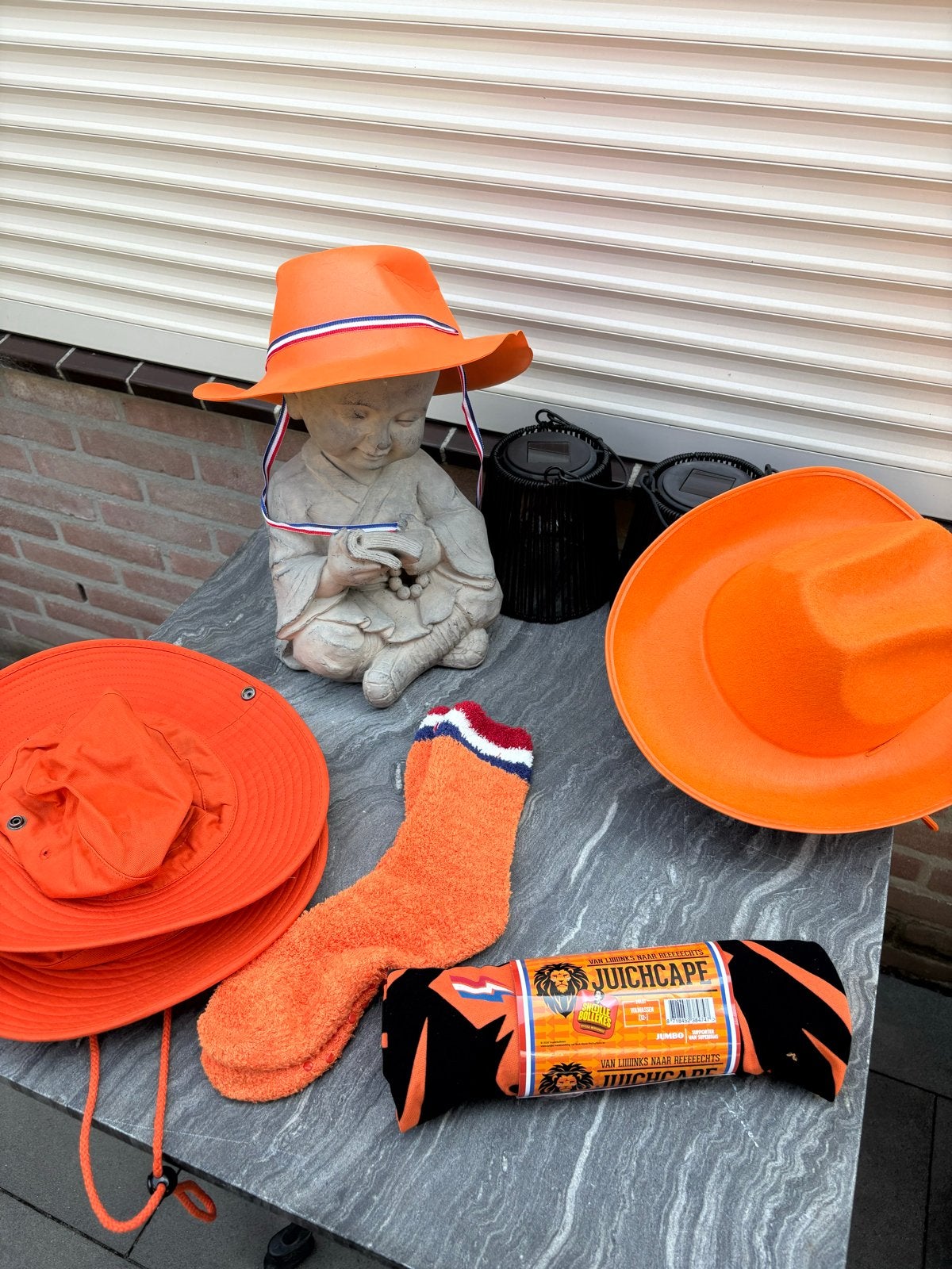 Oranje Fanpakket: Hoeden, Sokken & Juichcape, Maat 46/48 (XL) of groter, Zo goed als nieuw, Kleding, Oranje of Koningsdag