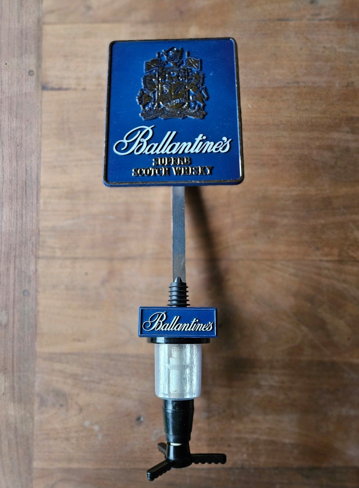 retro Ballantine's whiskey nondrip dispenser met flesbeugel, Ophalen of Verzenden, Gebruikt, Gebruiksvoorwerp