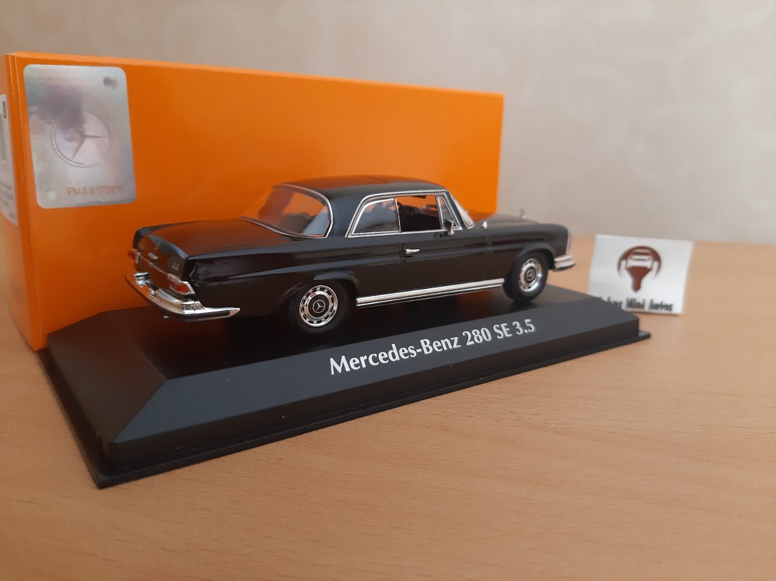 Foto 2 van Mercedes Benz 280SE 3.5 Coupe 1970 zwart van Maxichamps 1:43