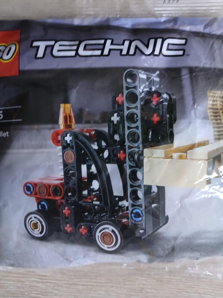 NIEUW: Lego Technic Heftruck met pallet, Kinderen en Baby's, Speelgoed | Duplo en Lego, Ophalen, Lego, Nieuw, Technic