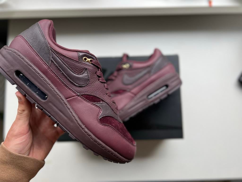 Nike air max 1 "Burgundy crush" maat 44,5, Kleding | Heren, Schoenen, Overige kleuren, Nieuw, Ophalen of Verzenden, Sneakers of Gympen