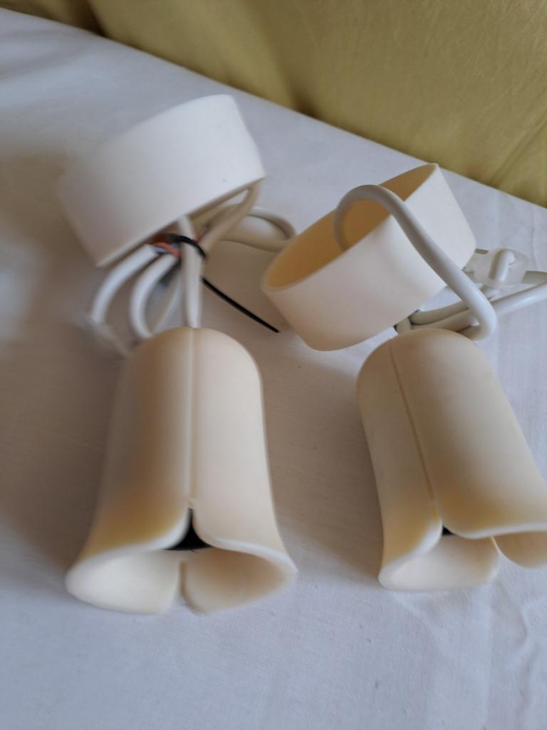 2 rubberen melkwitte  tulp hanglampjes, Huis en Inrichting, Lampen | Hanglampen, Ophalen of Verzenden, Nieuw