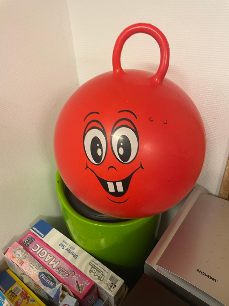 Kleine rode skippybal met vrolijk gezicht, Ophalen, Gebruikt, Jongen of Meisje