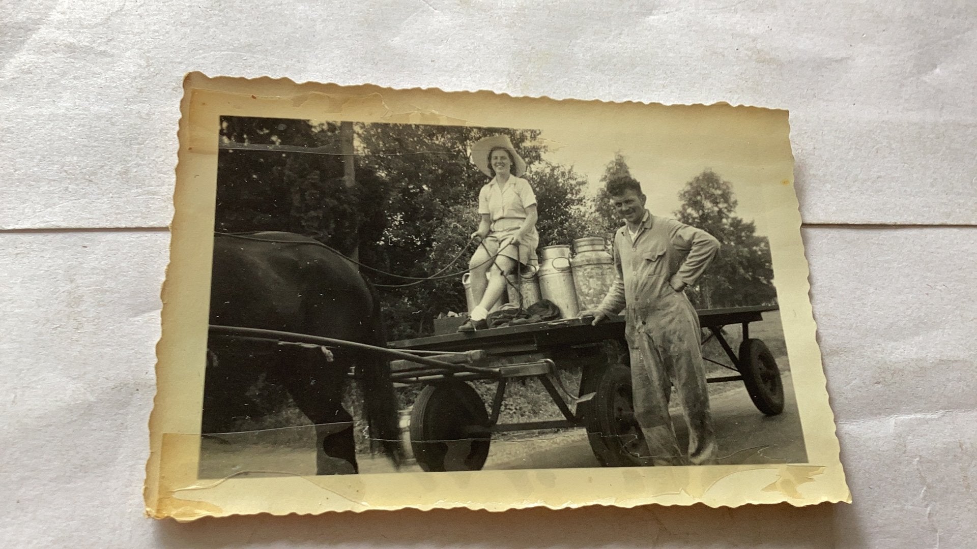 Paard en wagen met melk bussen echte foto 6x9 cm, Ophalen of Verzenden, Zo goed als nieuw