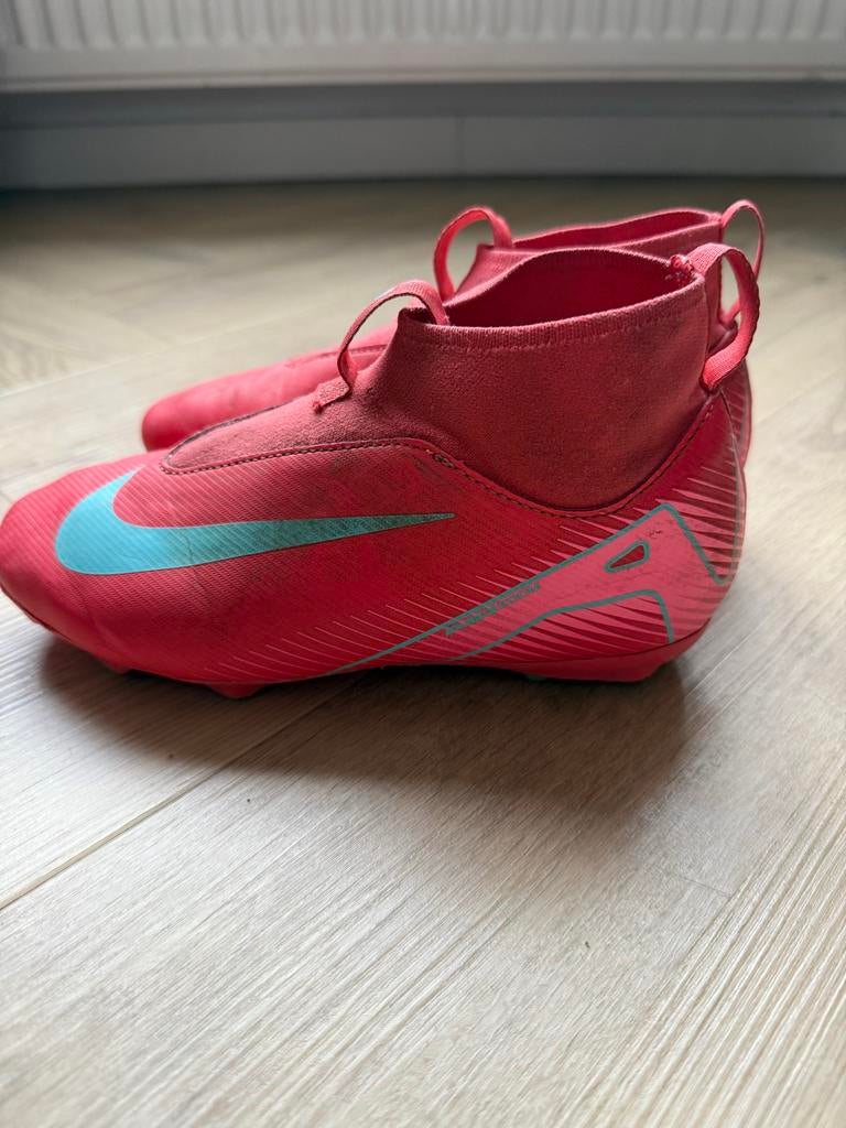 Voetbalschoenen maat 34 zonder veters, Ophalen of Verzenden, Zo goed als nieuw, Schoenen