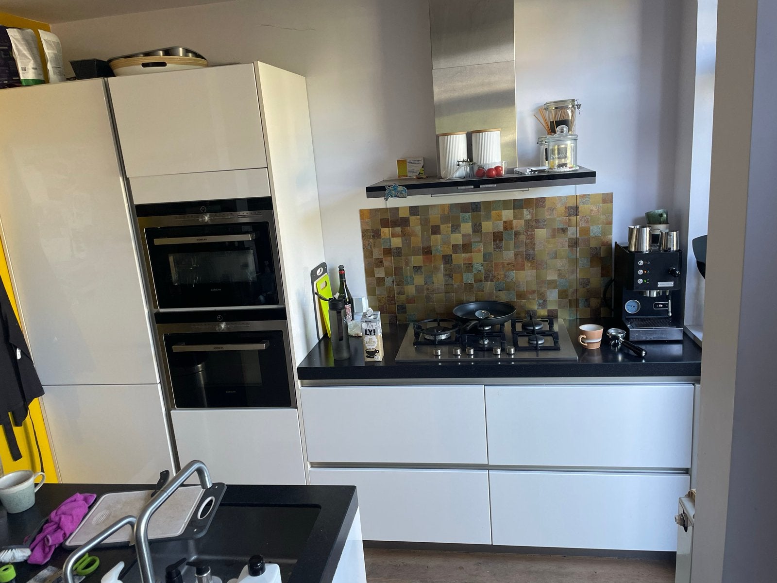 Moderne witte keuken met kookeiland en inbouwapparatuur, Gebruikt, Wit, Hoekkeuken, Ophalen of Verzenden