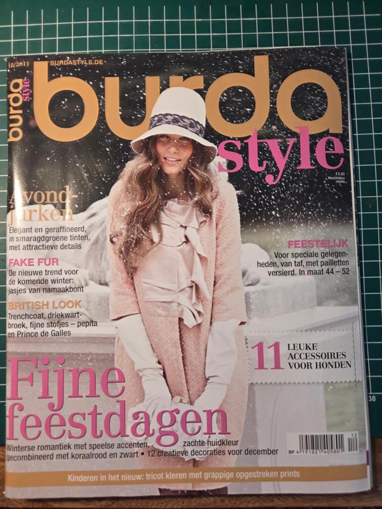 Burda Style Tijdschrift 12/2011 - Feestelijke Mode, Ophalen of Verzenden, Gebruikt, Overige typen, Burda Style