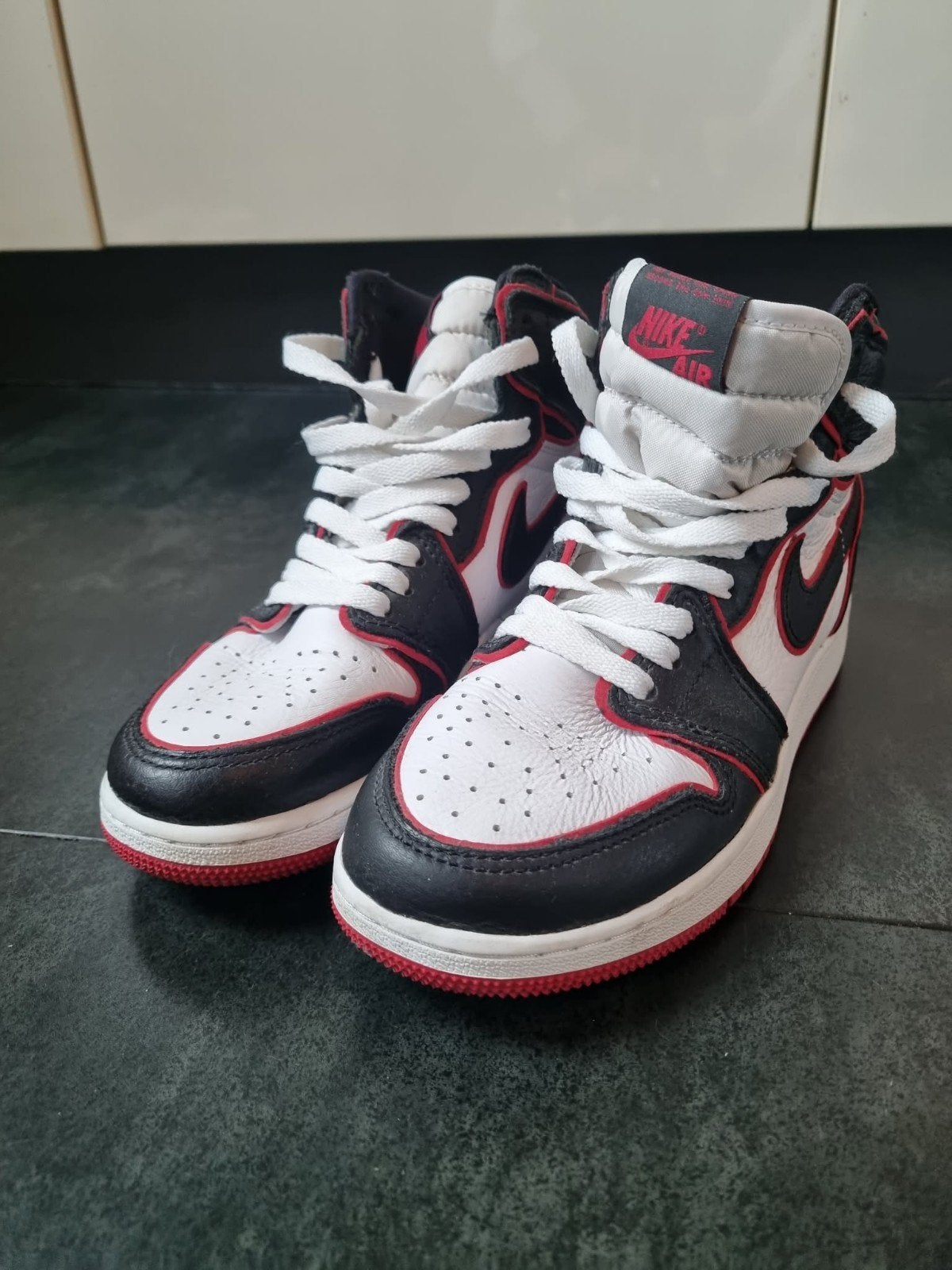 Nike Air Jordan 1 Mid - Zwart, Wit, Rood size 38, Kleding | Dames, Schoenen, Zwart, Nike, Ophalen of Verzenden, Sneakers of Gympen