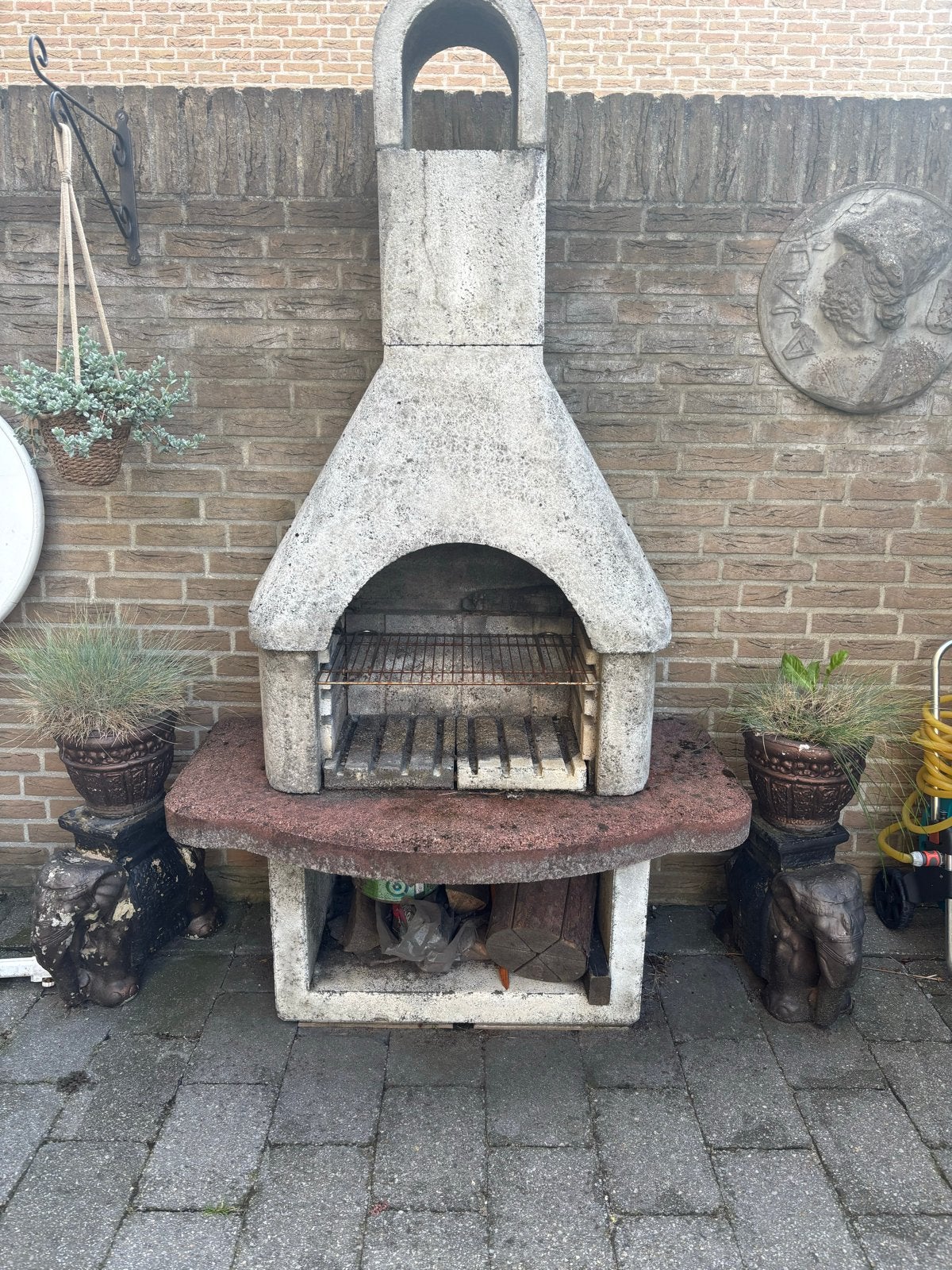 Robuuste betonnen barbecue met schoorsteen, Tuin en Terras, Houtskoolbarbecues, Ophalen, Gebruikt