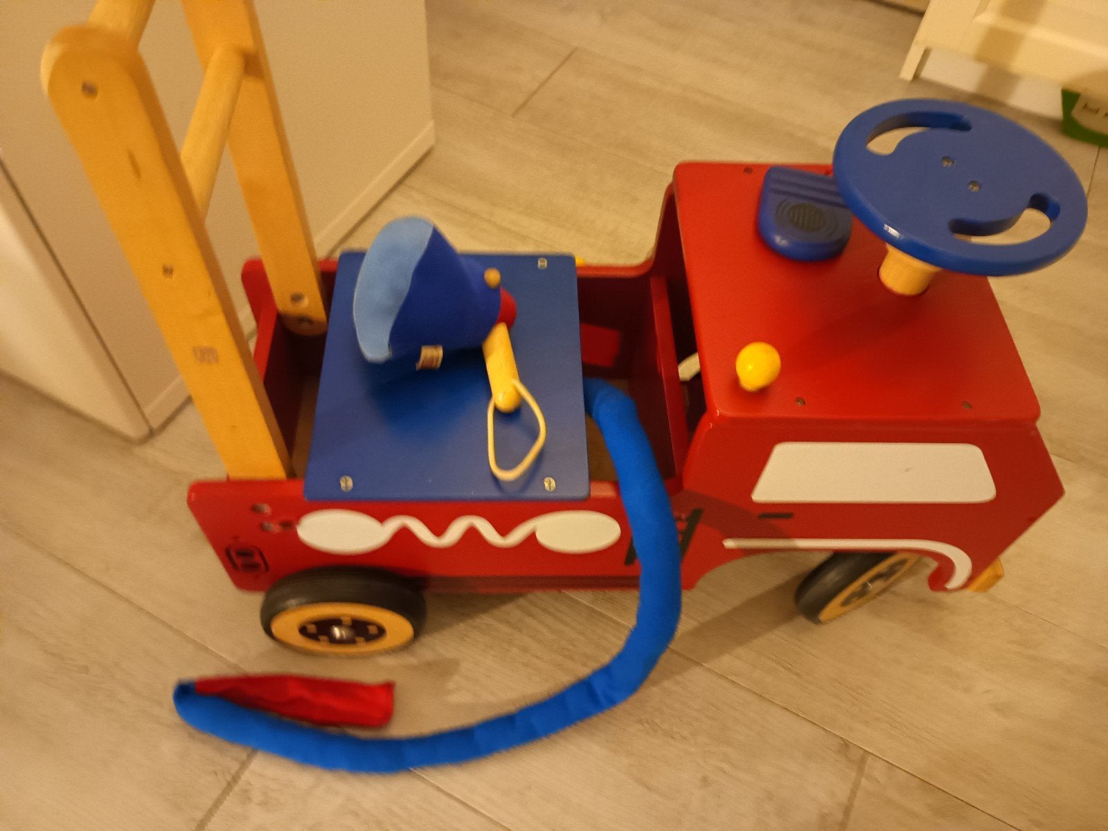 Houten loopwagen brandweerauto met toeters en bellen, Kinderen en Baby's, Ophalen, Zo goed als nieuw, Loopvoertuig