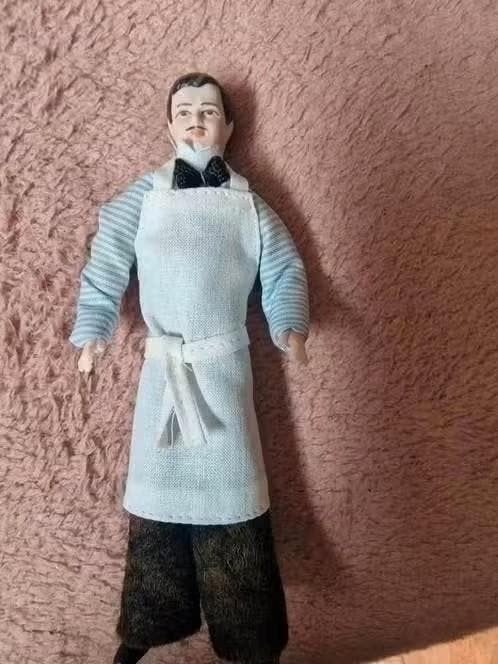 Caco porseleinen popje, 13 cm, met schort en strik, Ophalen of Verzenden, Gebruikt, Overige typen