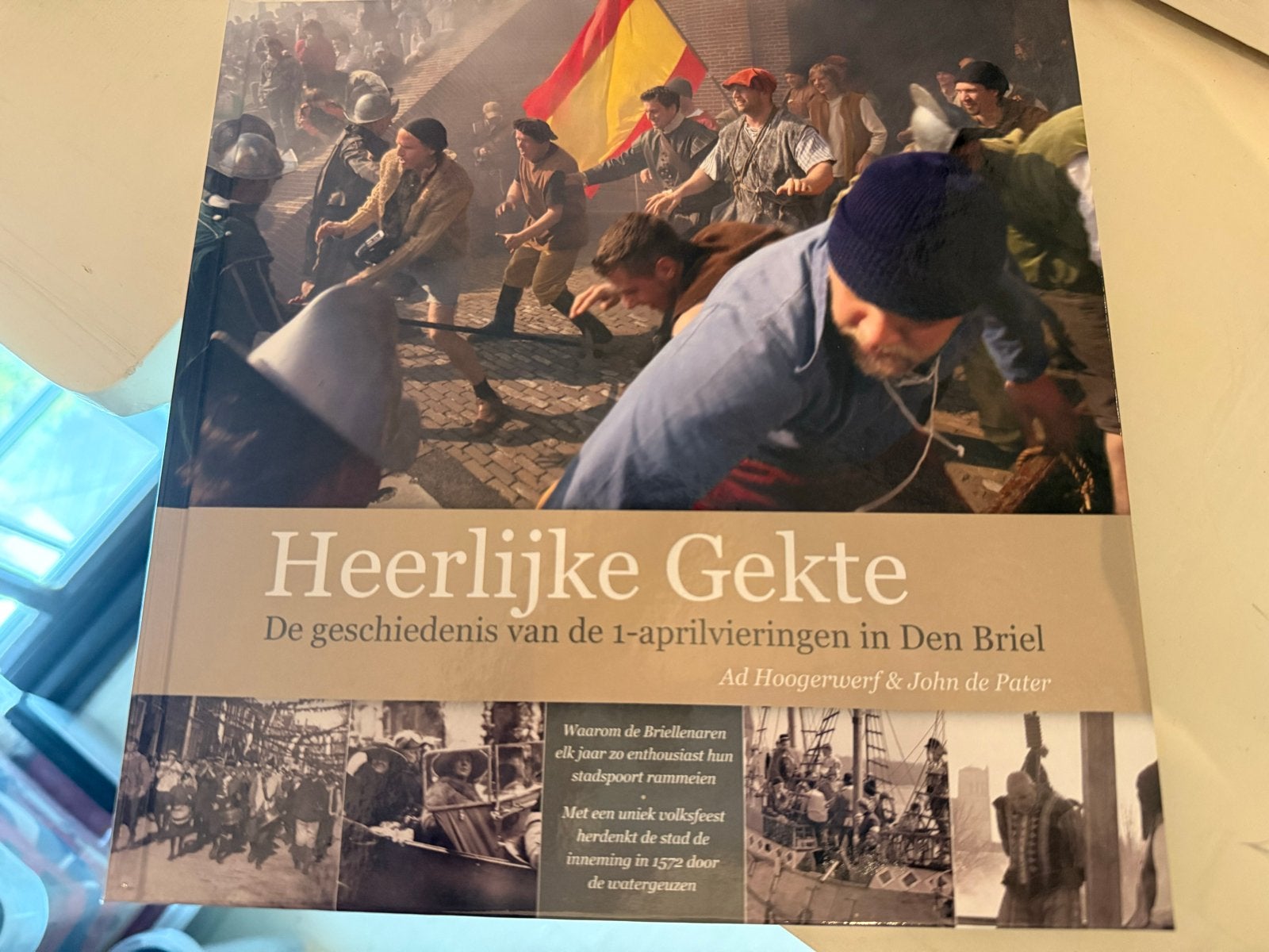 Heerlijke Gekte: Geschiedenis 1-aprilvieringen Den Briel, Ophalen of Verzenden, 20e eeuw of later, Nieuw