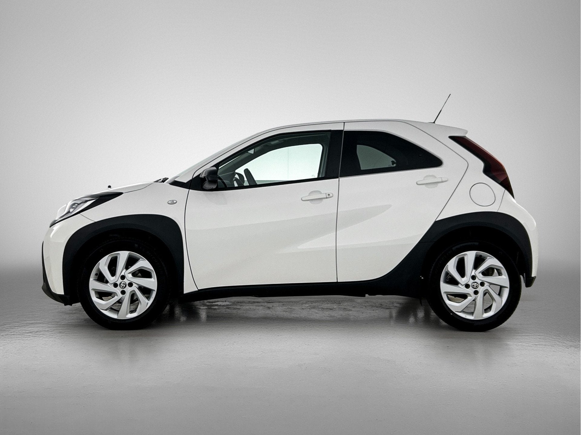 Toyota Aygo X 1.0 VVT-i MT First (bj 2022), Auto's, Stof, Gebruikt, 920 kg, 4 stoelen