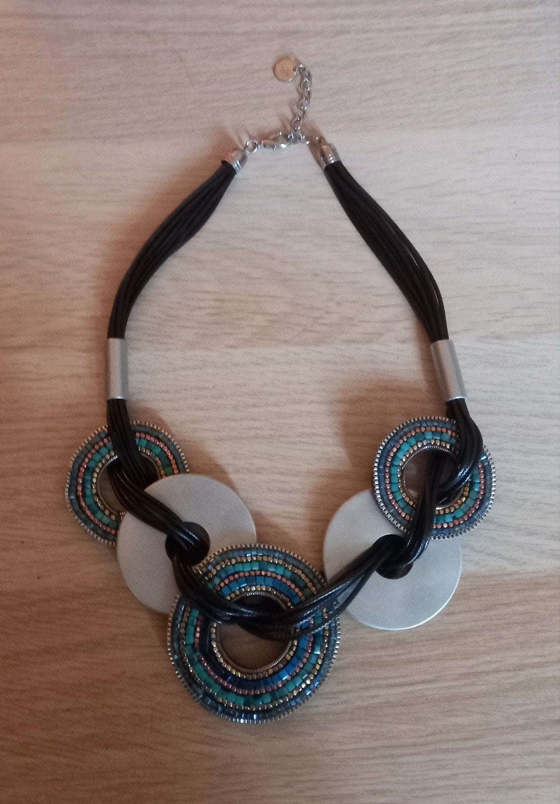 Stijlvolle ketting met kralen en zilverkleurige accenten, Sieraden, Tassen en Uiterlijk, Kettingen, Ophalen of Verzenden, Gebruikt
