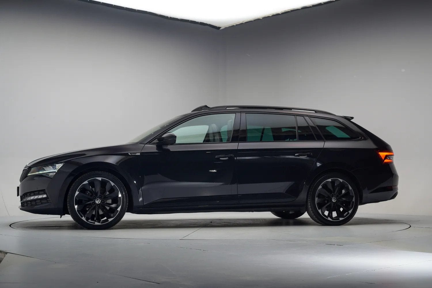Skoda Superb COMBI 1.4 TSI iV PHEV Sportline Aut.[ Panorama, Auto's, Skoda, Gebruikt, 4 cilinders, Zwart, Hybride Elektrisch/Benzine