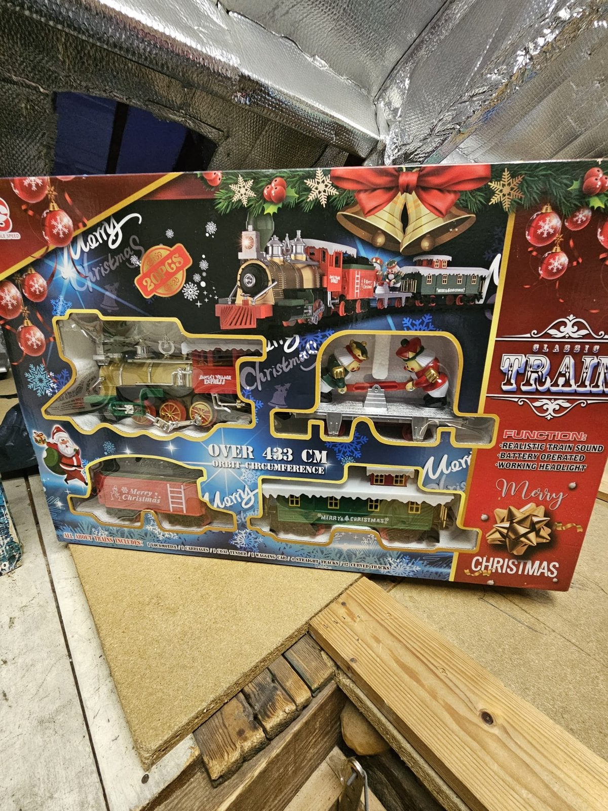 Twee kersttreinen 1 nieuw in doos ander oud, Diversen, Kerst, Ophalen of Verzenden, Zo goed als nieuw
