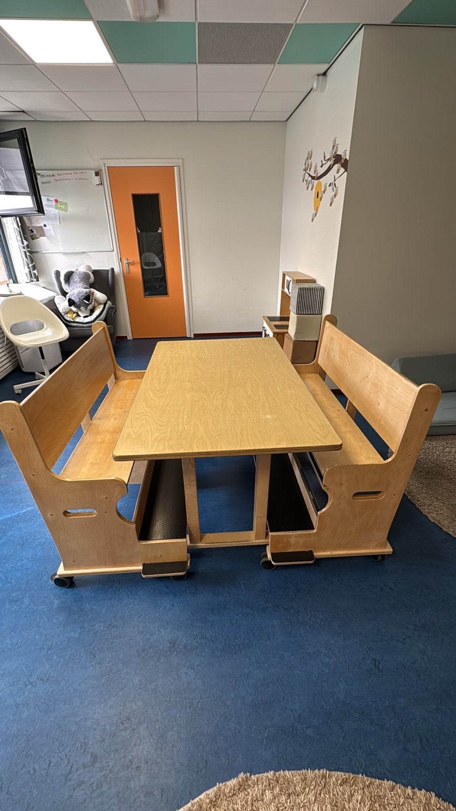 Houten tafel met banken op wielen - ideaal voor kinderopvang, Ophalen, Gebruikt, Tafel(s) en Stoel(en)