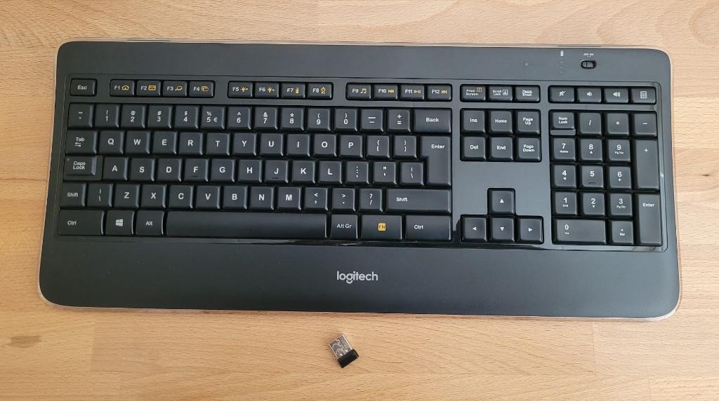 Logitech K800 illuminated toetsenbord, Multimediatoetsen, Logitech, Ophalen of Verzenden, Zo goed als nieuw