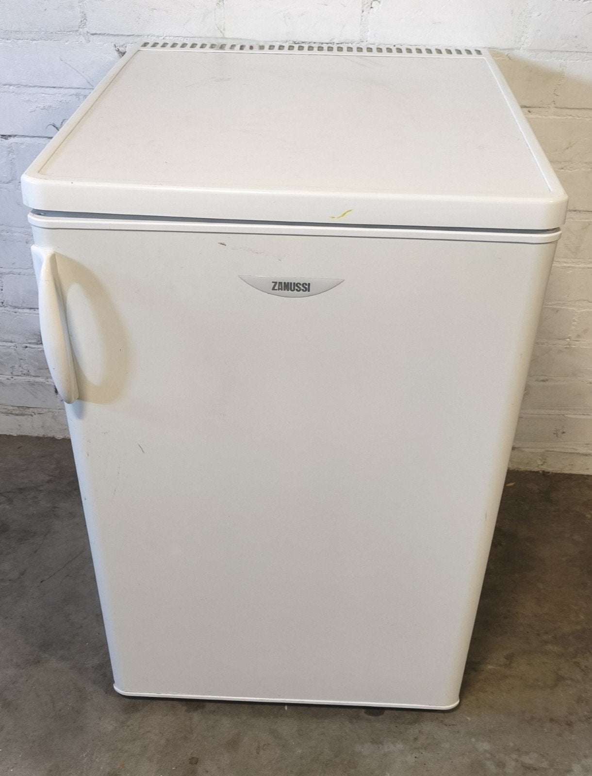 Zanussi tafelmodel koelkast ideaal als een bier koelkast., 100 tot 150 liter, Energieklasse A of zuiniger, 45 tot 60 cm, Ophalen