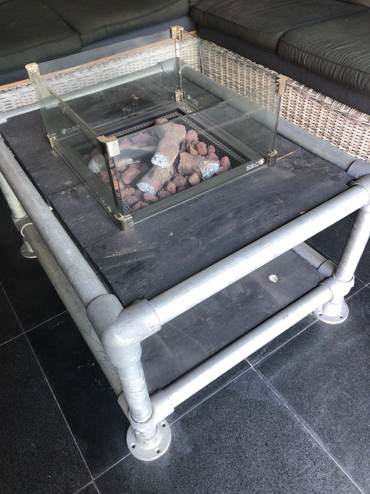 Robuuste vuurtafel met gasfles en lavastenen, Ophalen, Gebruikt