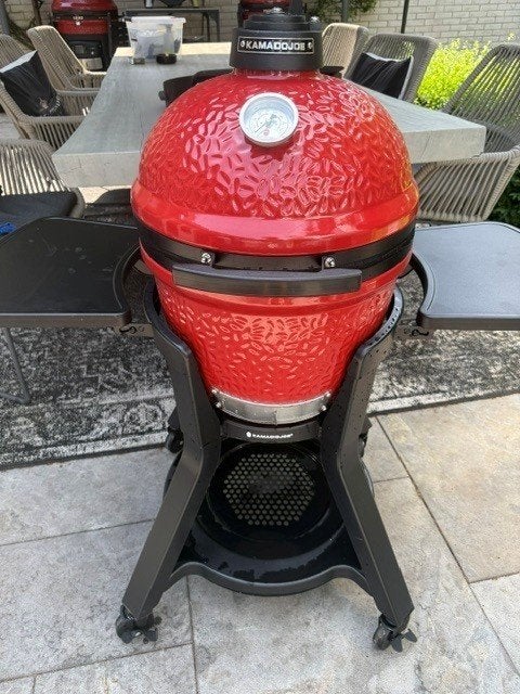 Kamado Joe Junior compleet met cart en hoes, 3x gebruikt, Ophalen, Zo goed als nieuw, Kamado Joe, Met accessoires