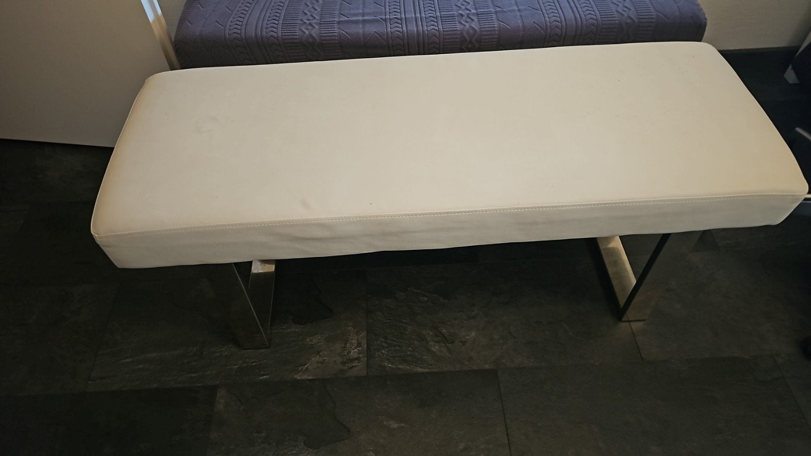 2 Witte Skai Bankjes met Chromen Poten, Ophalen, Twee, Wit, Kunststof