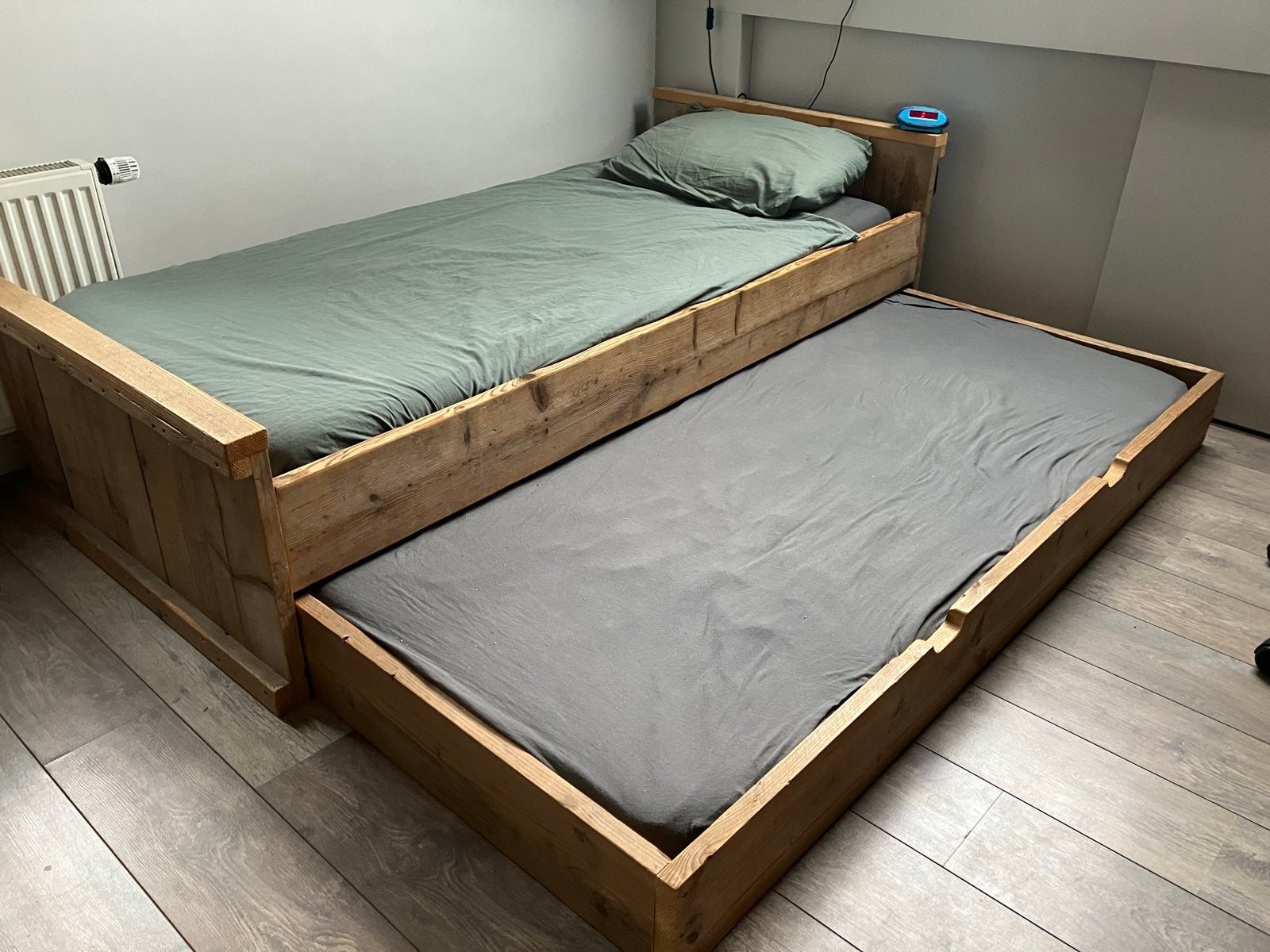 Steigerhouten eenpersoonsbed met uitschuifbaar logeerbed, Ophalen, Gebruikt, 90 cm, Eenpersoons
