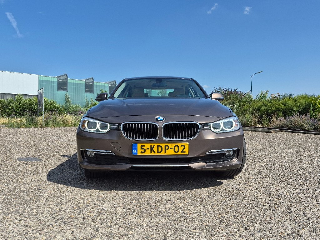 BMW 3-Serie 1.6 320I 125KW EDE 2013 Bruin, Auto's, BMW, Achterwielaandrijving, 4 cilinders, Bruin, 75 €/maand