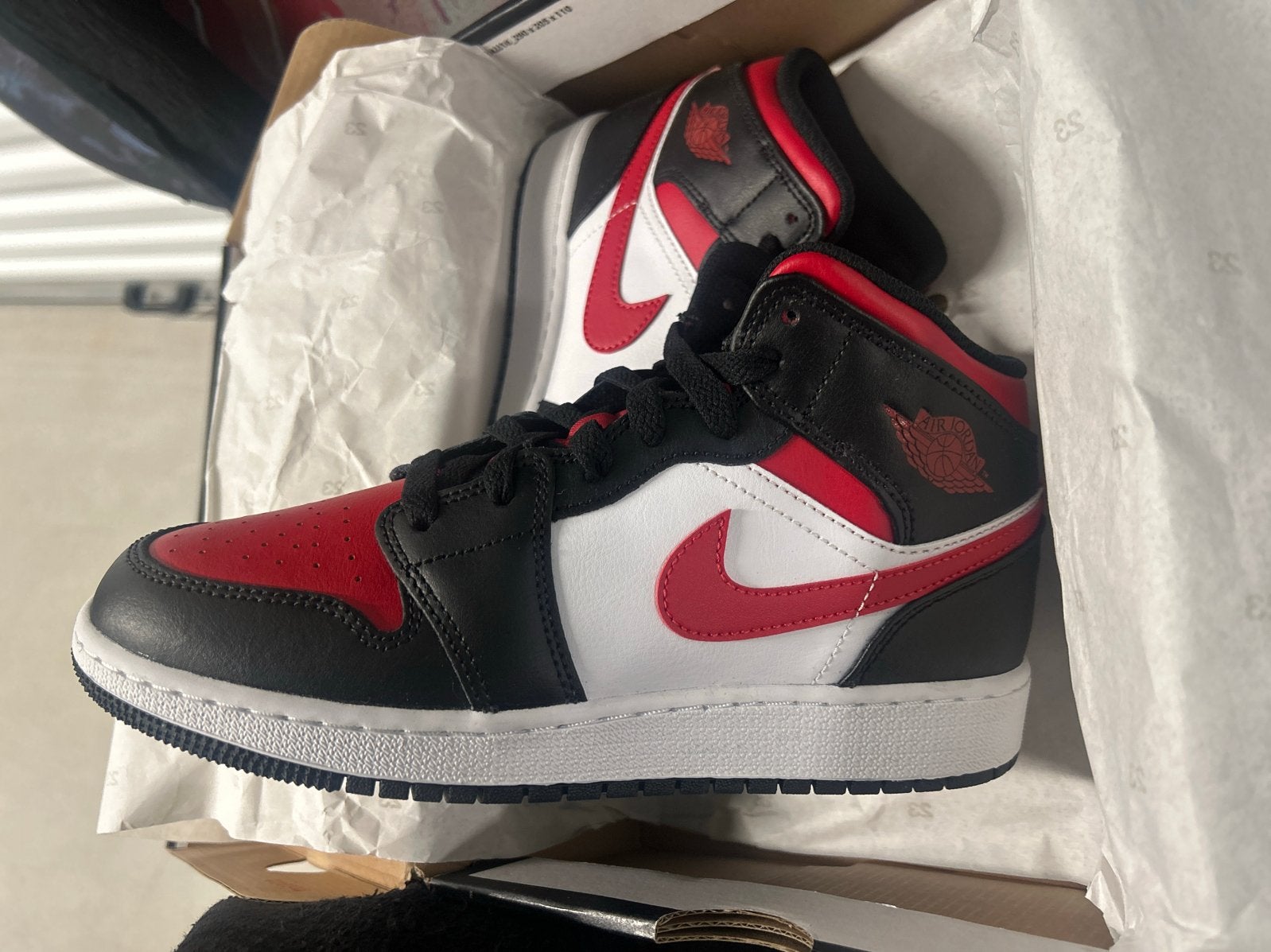 Air Jordan 1 Mid Black Fire Red GS - Maat 38, Zwart, Nieuw, Ophalen of Verzenden, Sneakers of Gympen