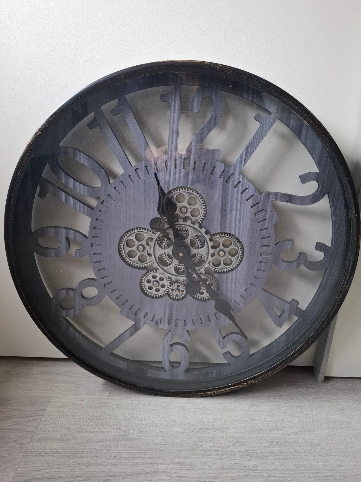 Grote wandklok met draaiende tandwielen op batterij, Ophalen