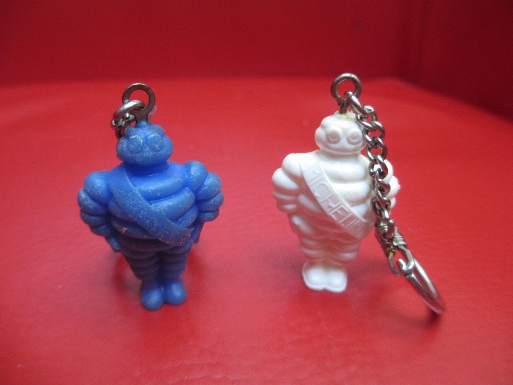 2x Vintage sleutelhangers Michelin poppetjes blauw en wit, Ophalen of Verzenden, Gebruikt