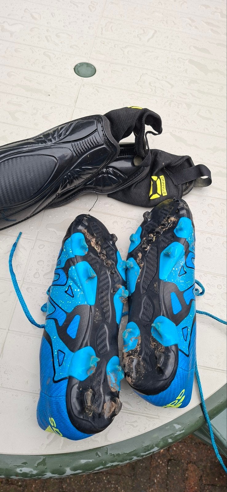 Voetbalset: Adidas schoenen 42, scheenbeschermers & tas, Sport en Fitness, Ophalen, Gebruikt, Schoenen