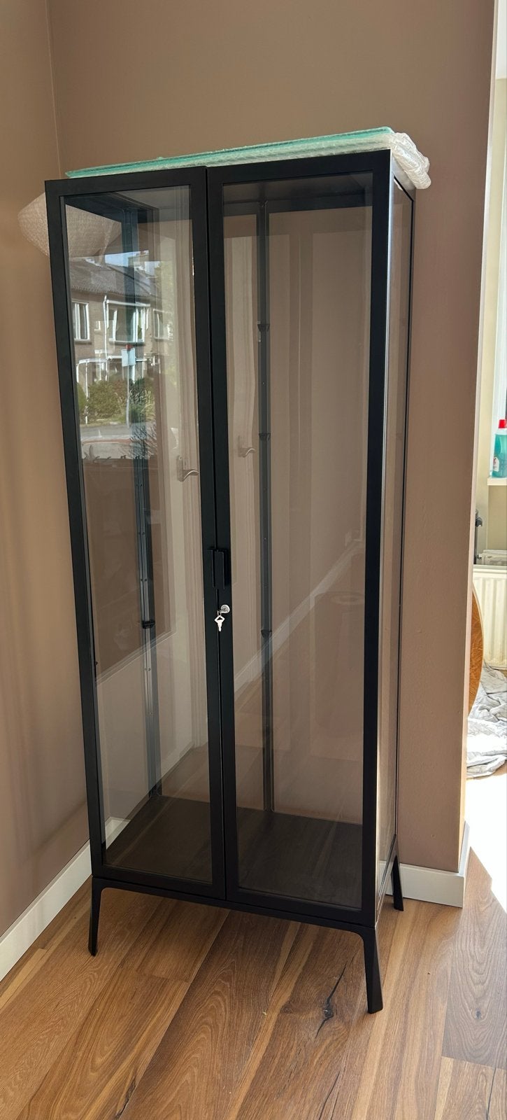IKEA MILSBO zwarte vitrinekast met glazen deuren, Huis en Inrichting, Ophalen, 50 tot 100 cm, Zo goed als nieuw, Metaal