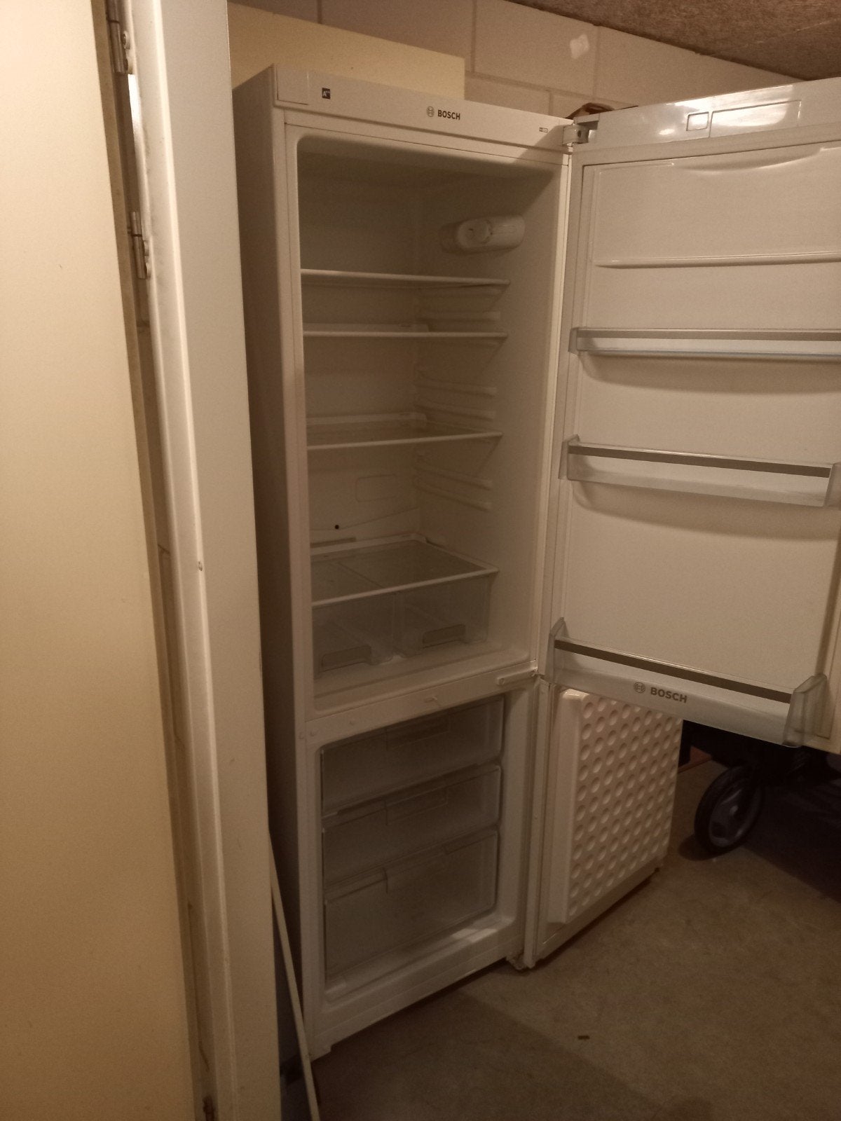 Koel/vriescombinatie Bosch, Ophalen, 200 liter of meer, 60 cm of meer, Met aparte vriezer