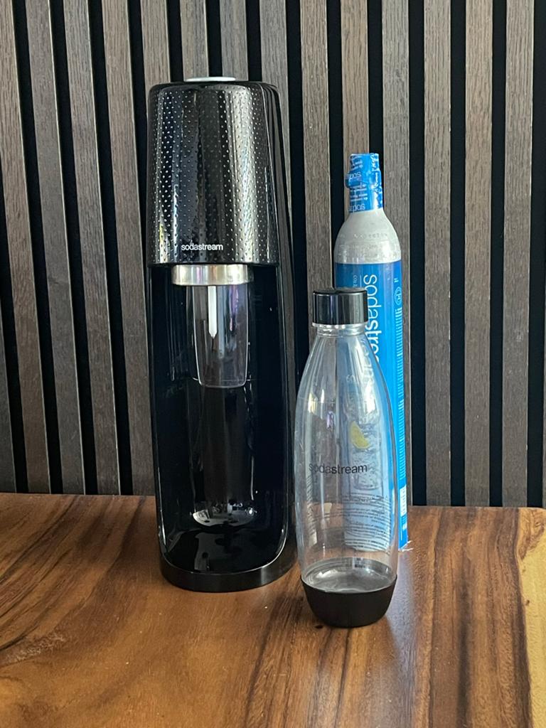 Sodastream met CO2-fles bijna vol en een extra en fles, Witgoed en Apparatuur, Ophalen of Verzenden, Zo goed als nieuw