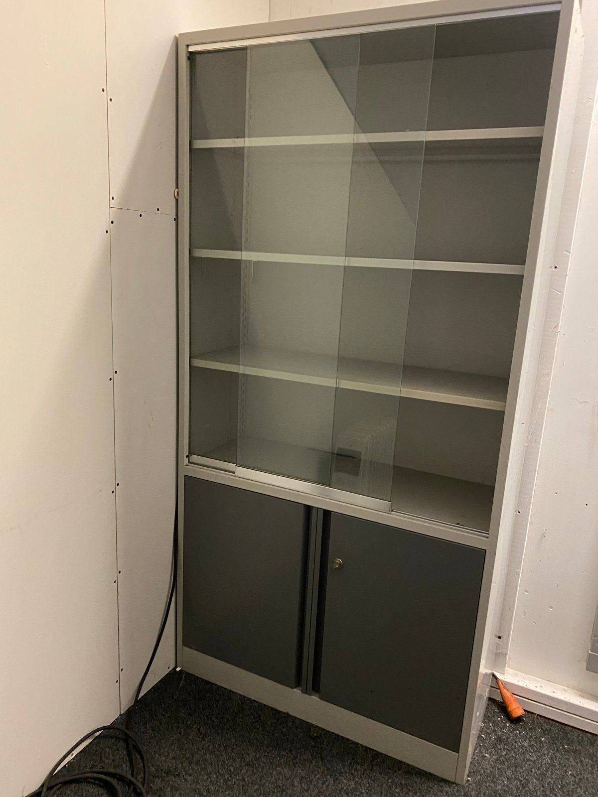 Metalen archiefkast met glazen schuifdeuren en onderkast, Ophalen, Gebruikt, 50 tot 100 cm, Metaal