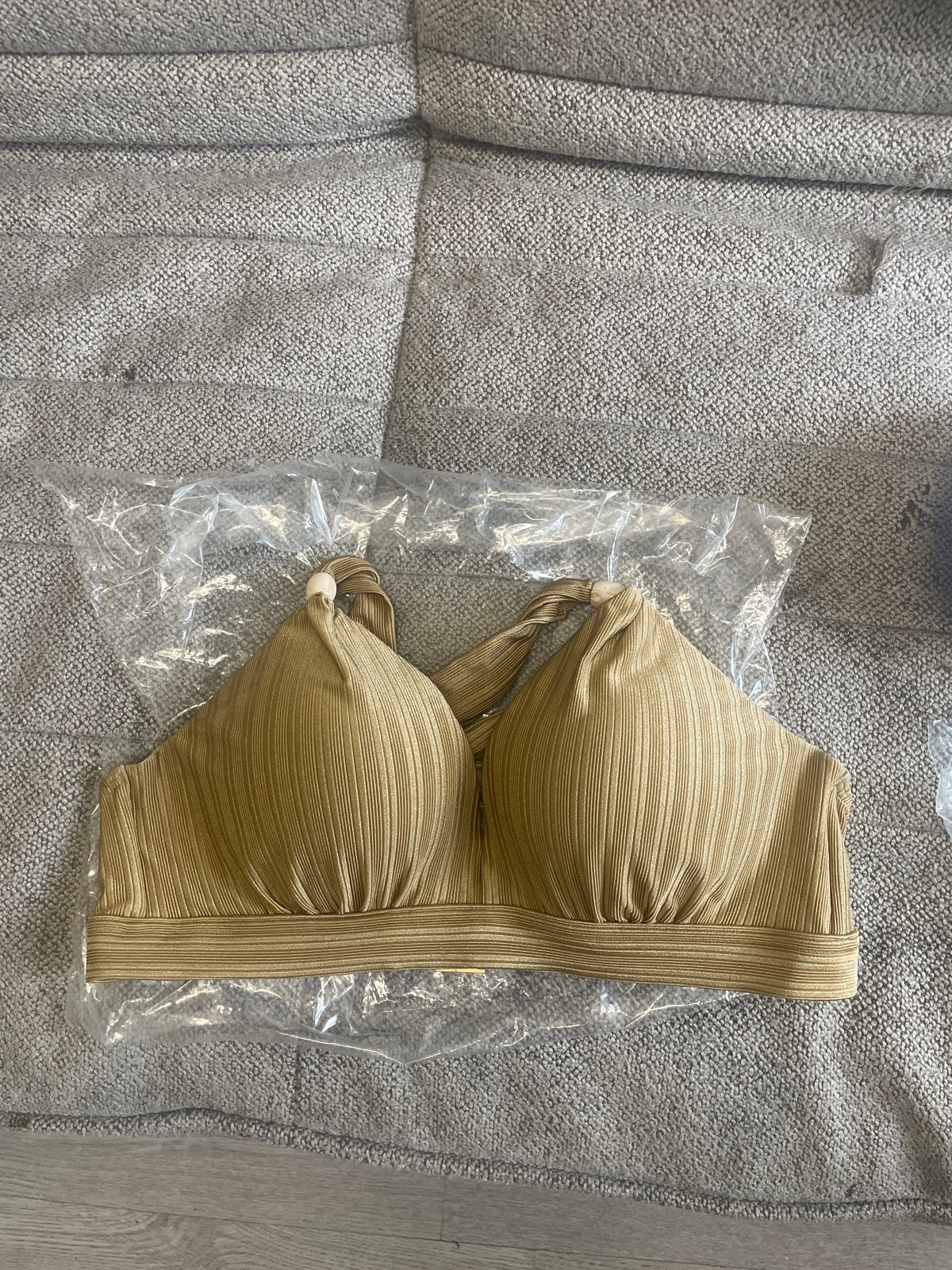 Nieuw bikini topje - goudkleurig geribbeld van de wehkamp, Kleding | Dames, Ophalen of Verzenden, Nieuw, Goud, Bikini