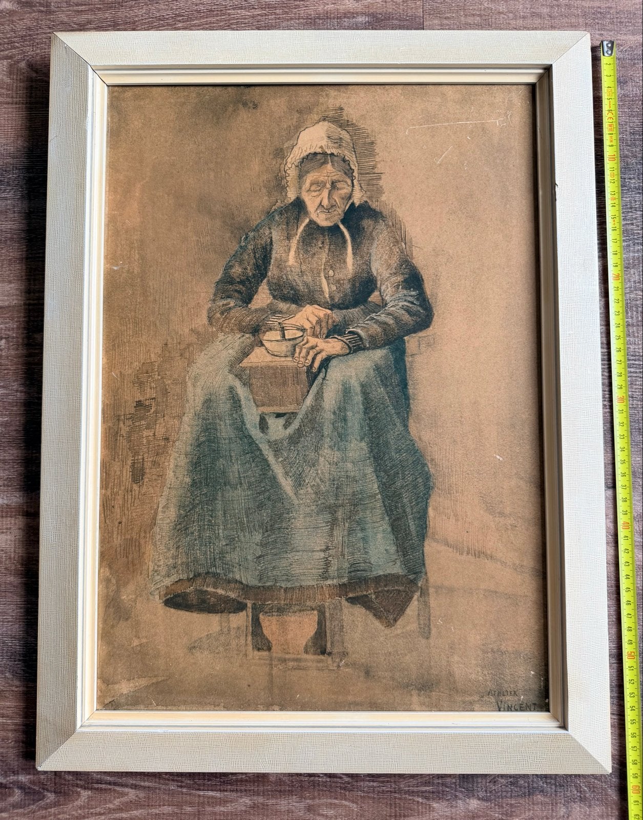 Gesigneerd 'Atelier Vincent' - Vrouw vermalen op hout, Paneel, Portret of Personen, Realistisch, Overige technieken