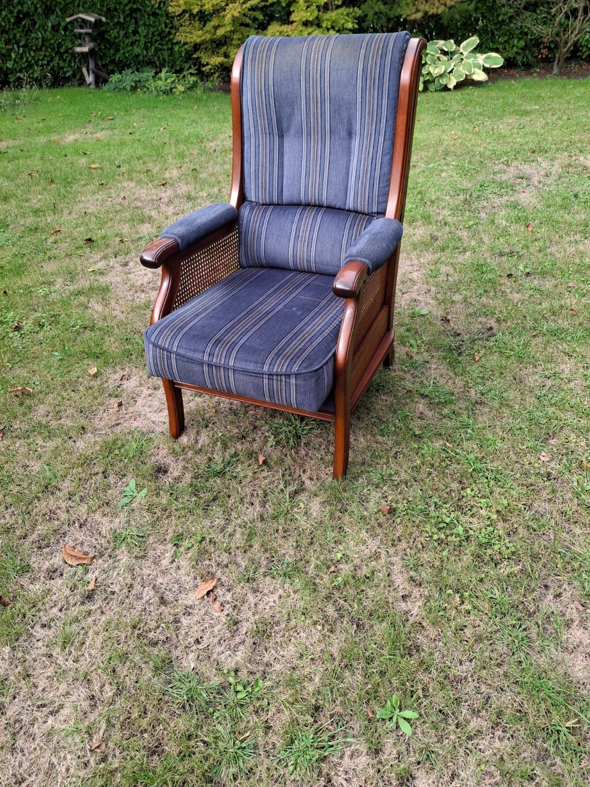 Vintage fauteuil met houten frame en gestreepte bekleding, Ophalen