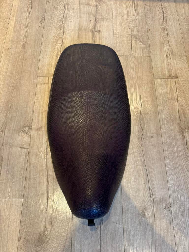 Vespa LX / S zadel / buddyseat custom slangenleer bruin, Ophalen of Verzenden