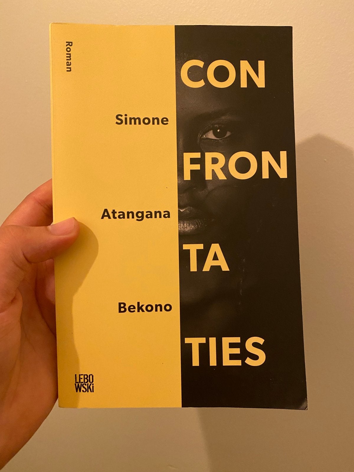 Confrontaties - Simone Atangana Bekono (Roman), Ophalen of Verzenden, Zo goed als nieuw, Nederland