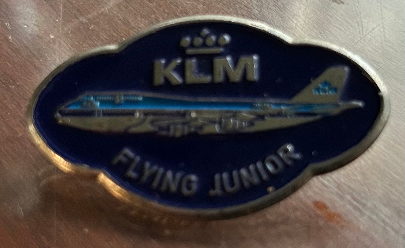 Vintage KLM Flying Junior Speldje - Boeing 747, Ophalen of Verzenden, Gebruikt, Patch, Badge of Embleem