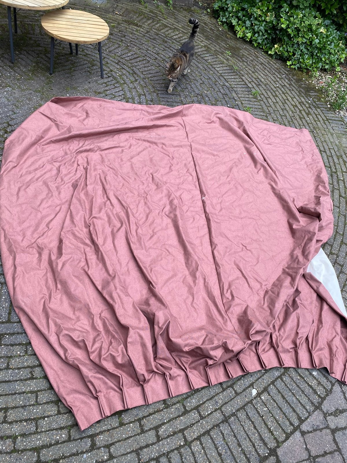 2 verduisterende roze gordijnen, 1 met kleine verfvlekjes, Huis en Inrichting, Ophalen, Gebruikt, Overige kleuren