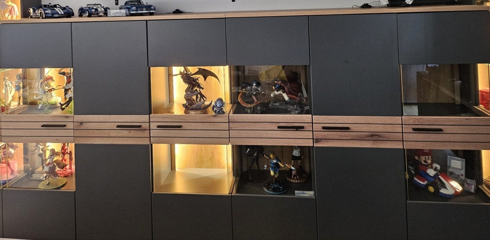 Moderne wandkast, 2 losse kasten met verlichting