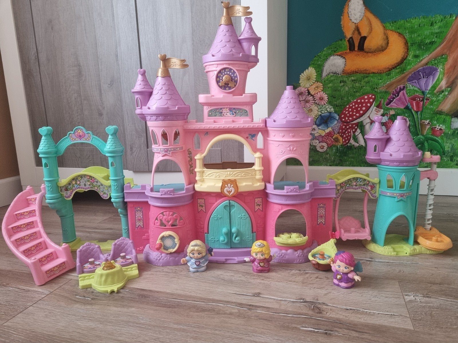 Vrolijke Vriendjes Kasteel met 3 poppetjes en accessoires, Ophalen, Zo goed als nieuw, Meisje