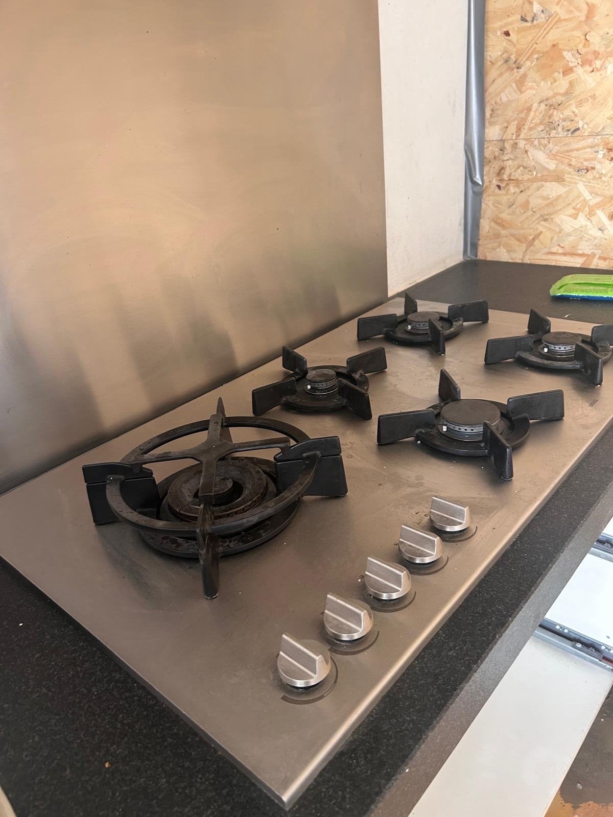 Atag gasfornuis met rvs achterplaat 90x52 cm, 5 pitten, Witgoed en Apparatuur, Fornuizen, Ophalen, Gebruikt, 60 cm of meer, Inbouw